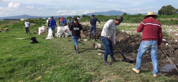 Rotary Clubs Metepec cleaning the Rio Lerma