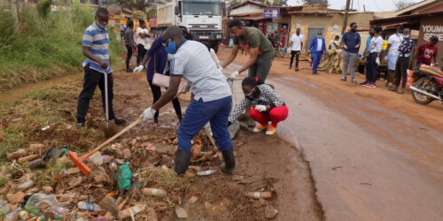 Rotaract club of Kampala Ssese islands in Uganda cleaning the road